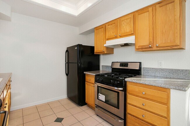 Building Photo - 5452-5452 Linden Ave
