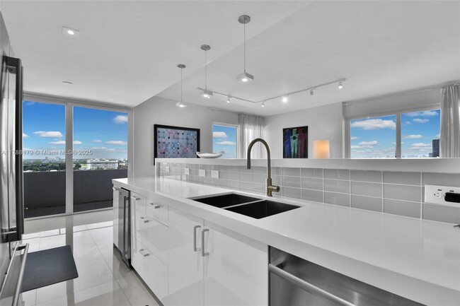 Building Photo - 9225 Collins Ave