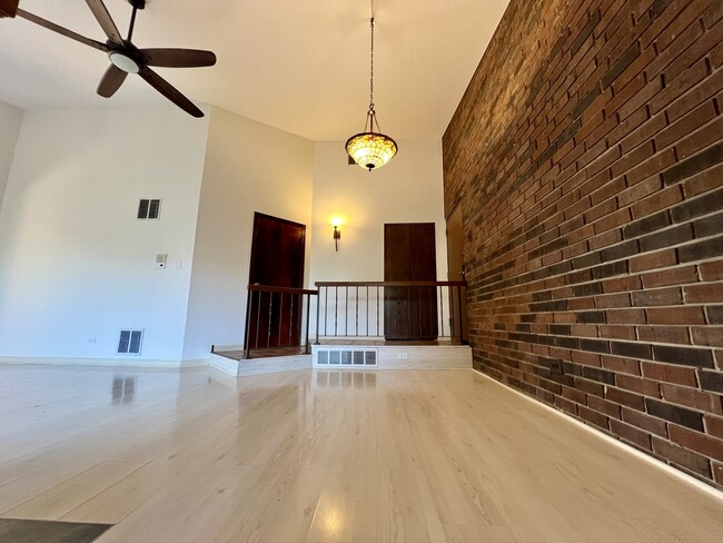 Building Photo - 5985 Lakeside Pl