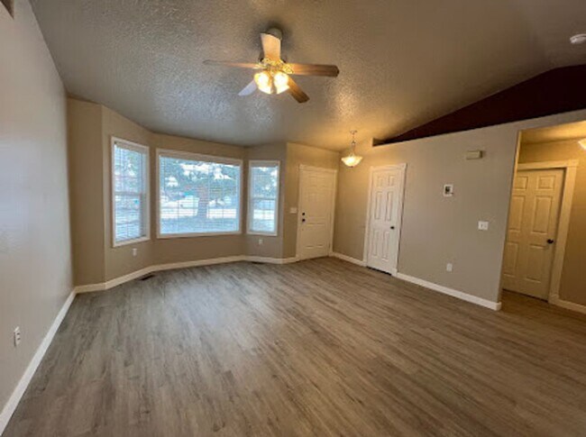 Building Photo - 3 Bedroom 2 Bath Home Close to Micron Available 4/20/26