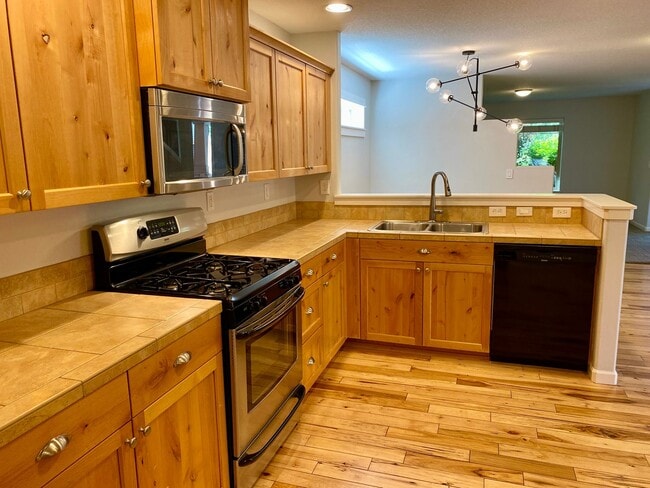 Building Photo - 3-BR Craftsman Home in SE Bend