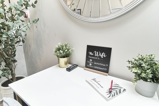 Building Photo - Fully Furnished 2BD Duplex in the Heart of downtown Indy!