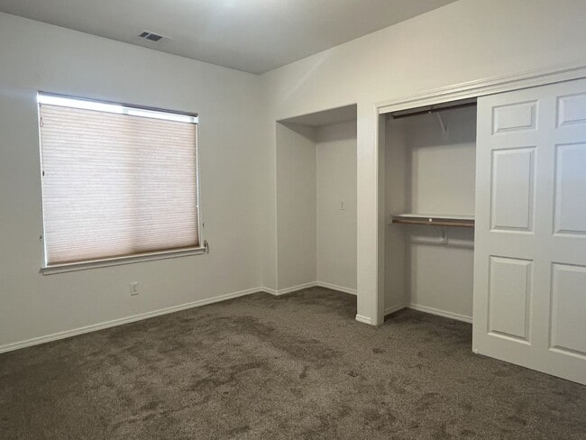 Building Photo - Available Now – 4 Bedroom Home in Desirabl...