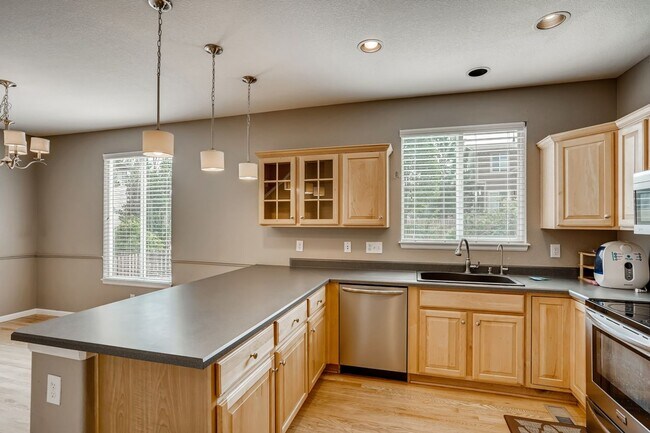 Building Photo - Gorgeous light and bright home in desirable Hearth neighborhood