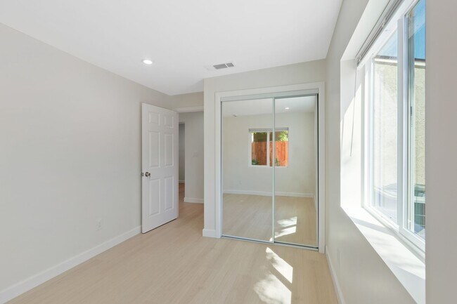 Building Photo - Private 1BD ADU Retreat with Spacious Private Rear Yard – Near CSUN