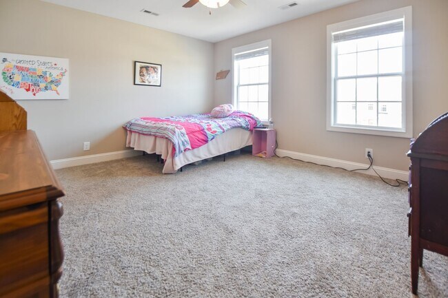 Building Photo - Pet Friendly Five Bedroom!