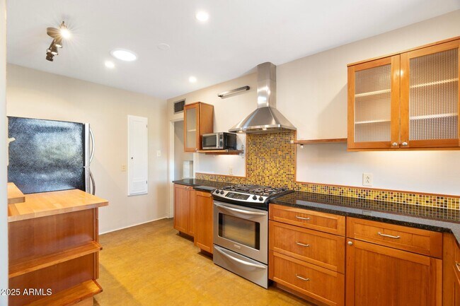 Building Photo - 2434 E Pinchot Ave