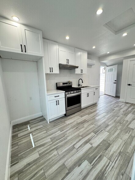 Building Photo - 9490 Obeck Ave