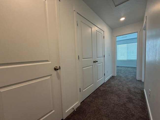 Building Photo - Beautifully Updated 4-Bedroom Townhome in ...