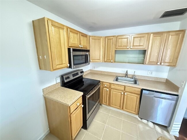 Building Photo - 2202 Clubhouse Dr