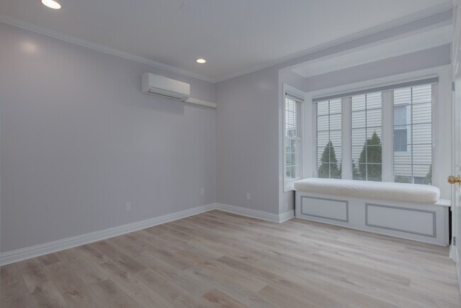 Building Photo - 11 Oak Ave