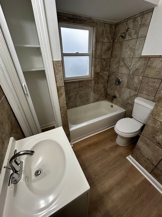 Building Photo - CUTE 2 BEDROOM HOUSE WITH LARGE BACKYARD IN HAMILTON! QUIET STREET