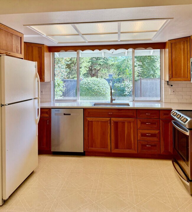 Building Photo - 4 Bed / 2.5 Bath Bellevue rambler $4,095/month