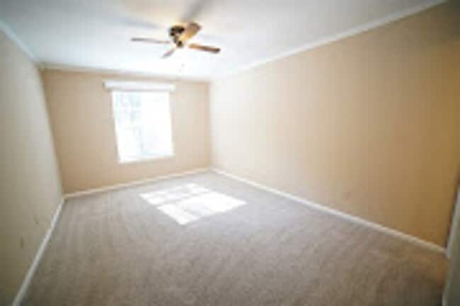 Building Photo - 2/2 with deck in Settlers Creek!
