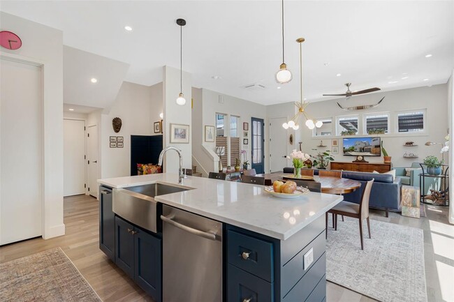 Building Photo - 1217 1/2 W 39th St