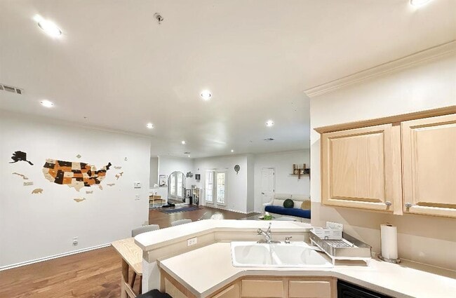 Building Photo - 6162 N Brookline Ave