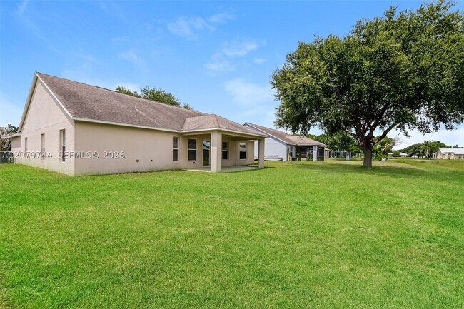Building Photo - 2831 SE Hutchings Ave