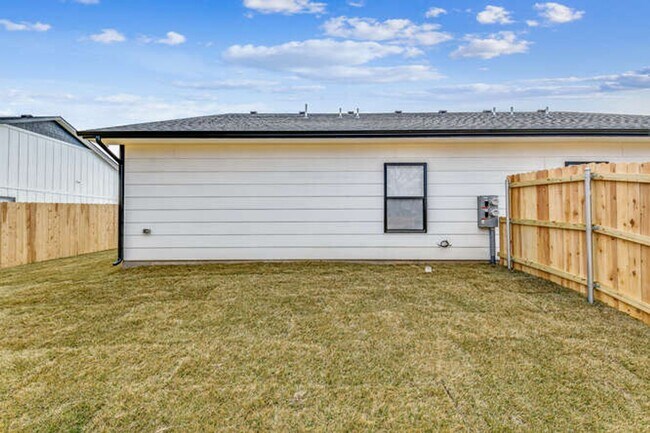 Building Photo - Gorgeous Town Home with Garage & Fenced Ya...