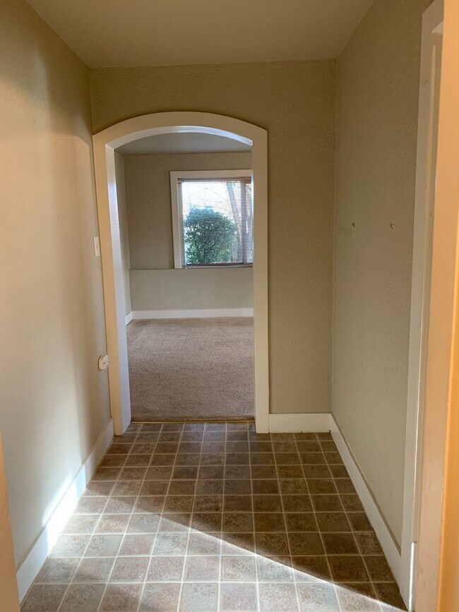 Building Photo - 100 Renton Triplex