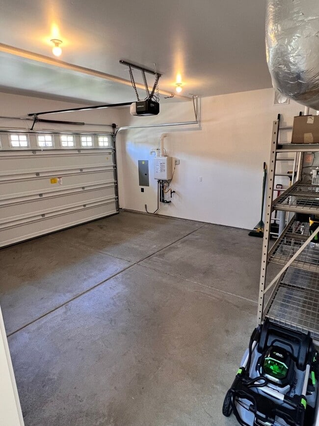 Building Photo - Stunning 5 bedroom W/Bed & Full Bath on Main Floor