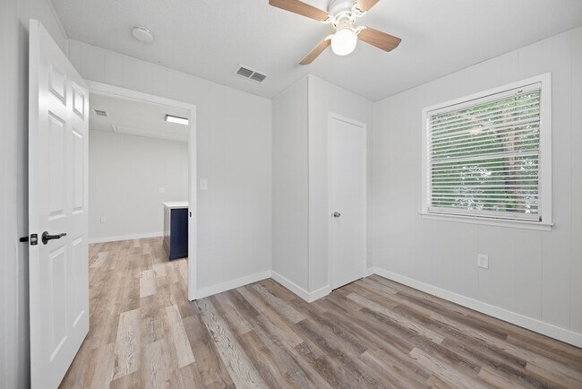 Building Photo - 9481 Lake Forest Cir