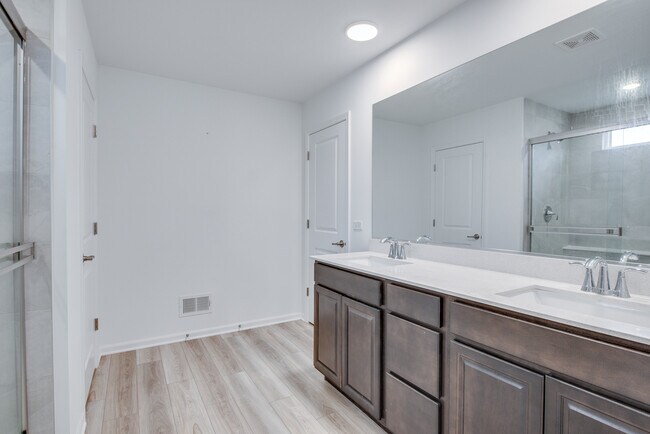 Building Photo - 205 Tinana St