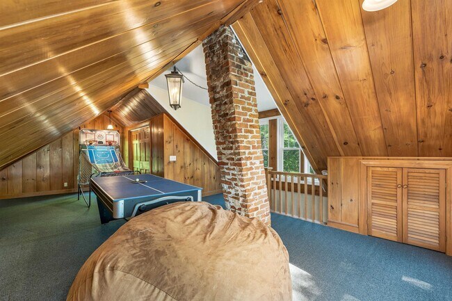 Building Photo - 172 Center St