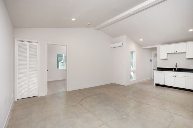 Primary Photo - 126 1/2 Franklin Ct