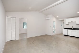 Building Photo - 126 1/2 Franklin Ct