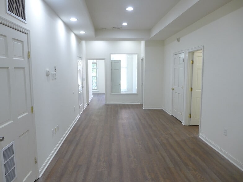 Primary Photo - 326 Park Ave