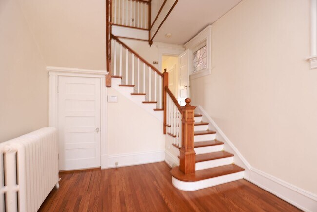 Building Photo - -- AVAILABLE 05/26/2026 -- MUSEUM DISTRICT CHARMER! 2 CAR GARAGE