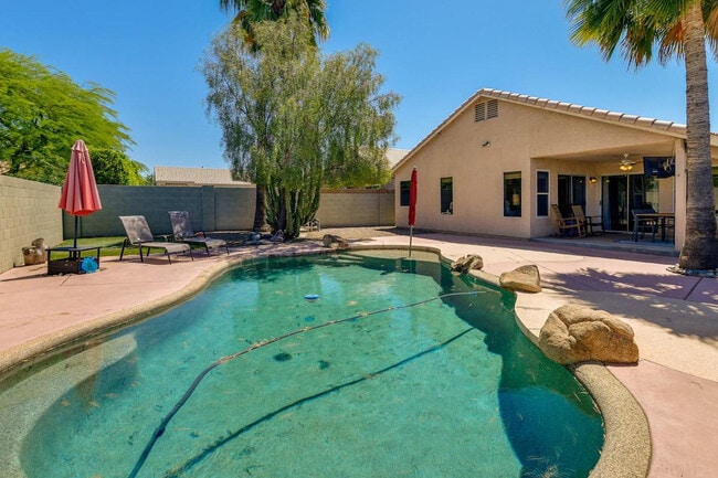 Building Photo - 2730 E Terrace Ave