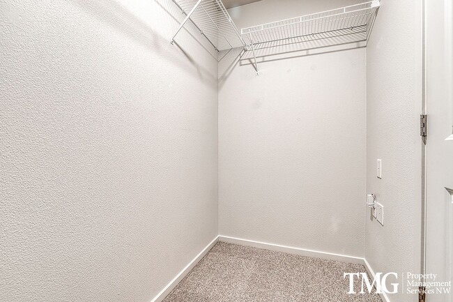 Building Photo - 3 Bed 2.5 Bath Townhome on a Corner Lot in...