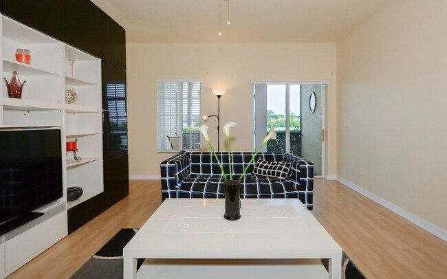 Building Photo - Lakeside Village Townhouse 2 Bedroom  2.5 Bath Available for Short-Term Rental