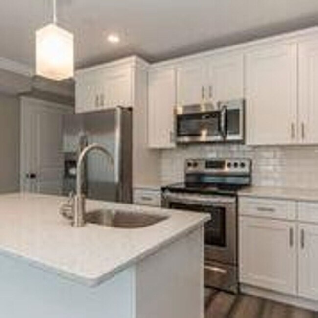 Building Photo - Spacious 2 Bed & 2 Bath Now Available in E...