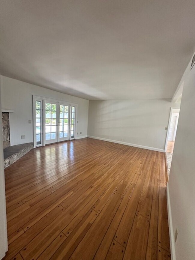 Building Photo - A True Gem in One of the Most Sought-After...