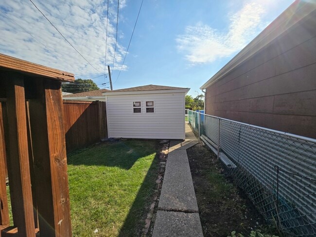 Building Photo - 5157 W Ainslie St