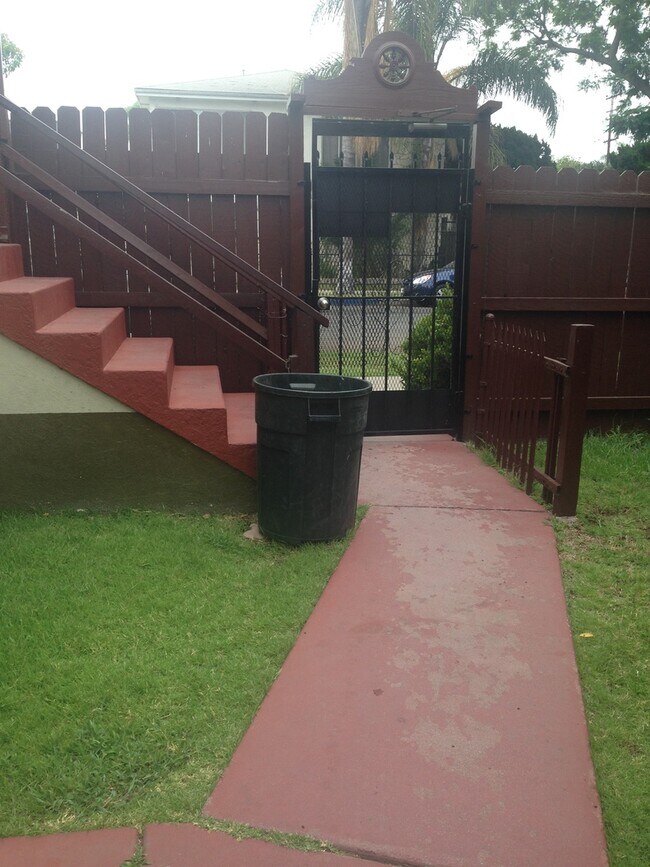 Building Photo - 2051 Cedar Ave