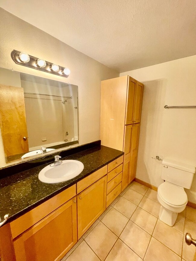 Building Photo - Top-Floor Riverfront Living with Broadway Bridge Views | 2 Bed + 2 Bath + Parking