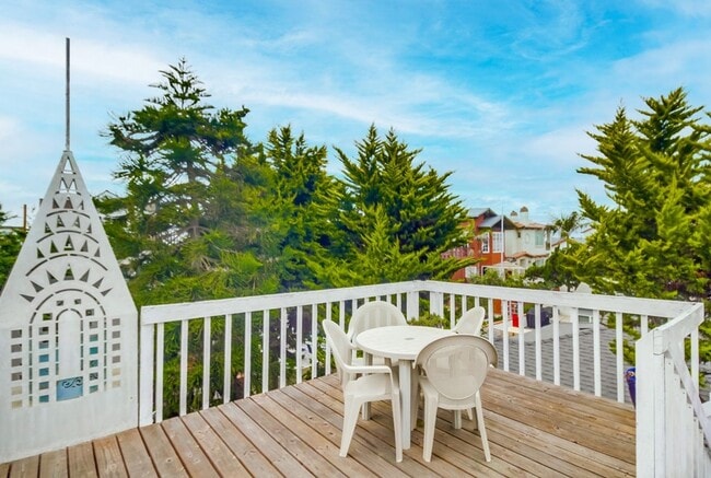 Building Photo - Price drop! Cozy Home Between Mission Beach and Mission Bay with Parking and Rooftop Deck!