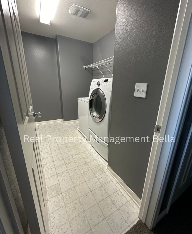 Building Photo - Cul-de-Sac Comfort + Space for Everyone