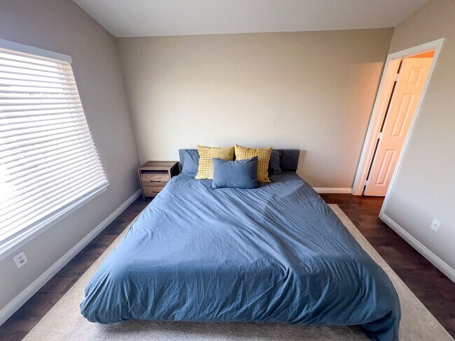 Building Photo - Fully Furnished Stunner Close to UNR!!