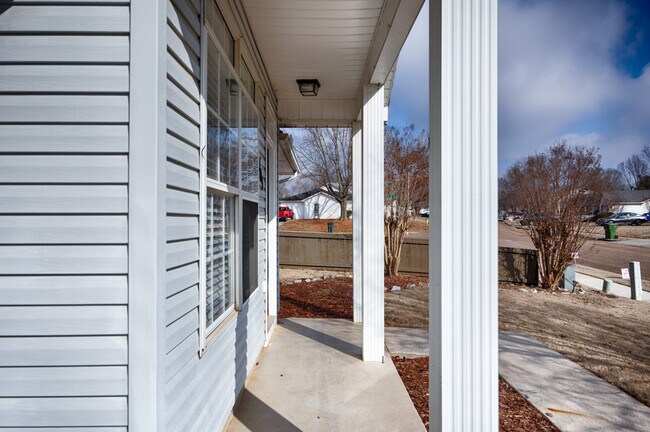 Building Photo - 103 N W Sugar Bluff Ln