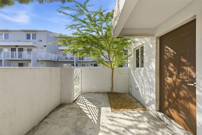 Building Photo - 1977 NW 5th Pl