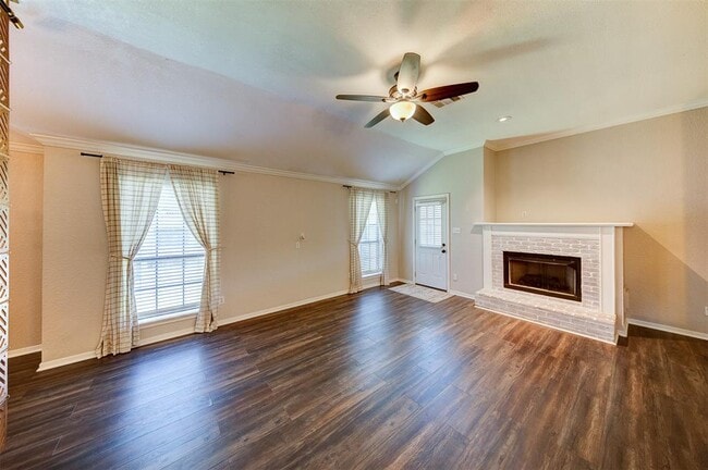 Building Photo - 402 Live Oak Ln
