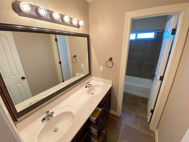 Building Photo - East El Paso LARGE 4 bed Refrig A/C!