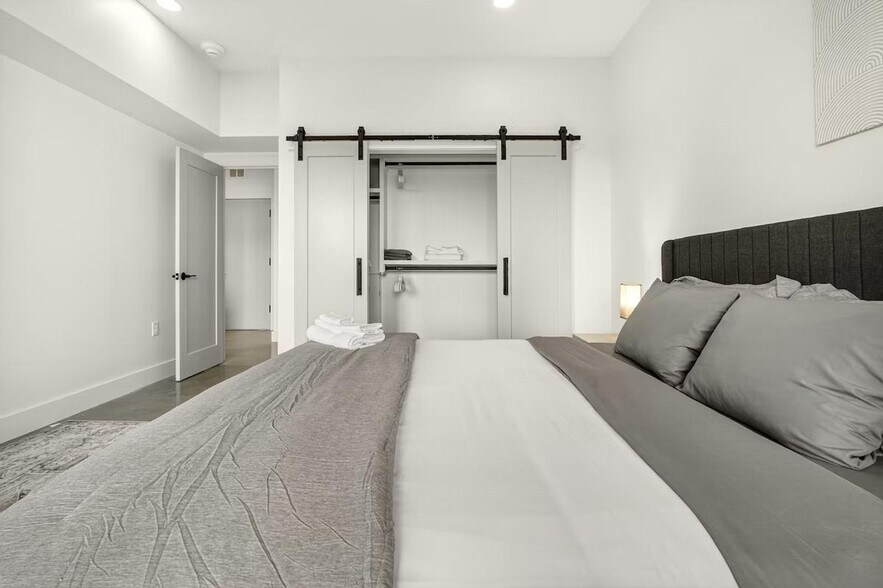 Building Photo - 400 S Main St