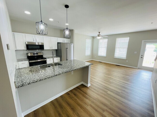 Building Photo - 4BD/4.5BA in ROWANDALE!