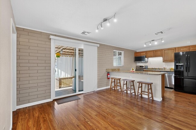 Building Photo - 1237 Pitt St NE