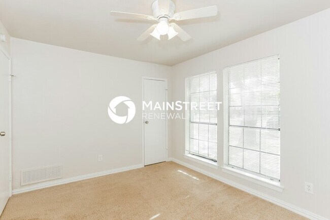Building Photo - 3 Bedroom Pet-Friendly Home in Lewisville, TX with Main Street Renewal